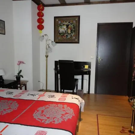 Mirage Nocleg ze śniadaniem 3*